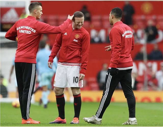 Đồng đội sờ thử mái tóc mới cấy của Wayne Rooney