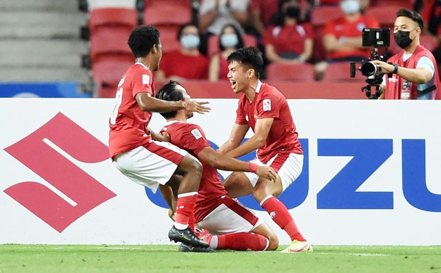 Cầu thủ Indonesia ăn mừng cú chết hụt ở bán kết