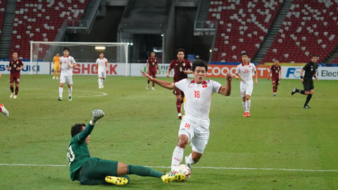 ĐT Việt Nam (phải) đã chơi rất tốt ở bán kết lượt về nhưng vẫn không thể lật ngược thế cờ trước Thái Lan