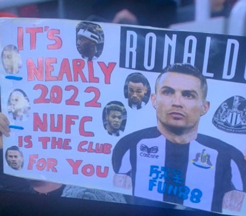 CĐV Newcastle khiêu khích Ronaldo