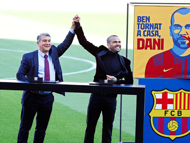 Dani Alves trong ngày ký hợp đồng với Barcelona