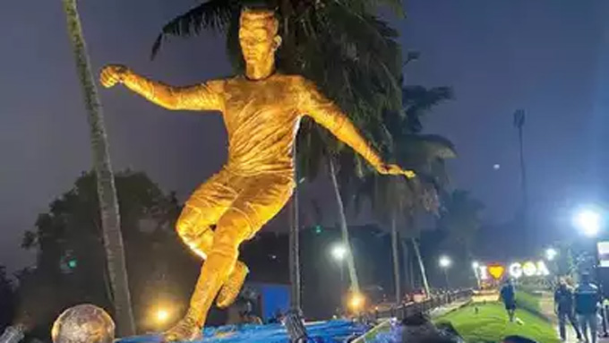 Tượng Ronaldo tại Ấn Độ, nặng 410 kg