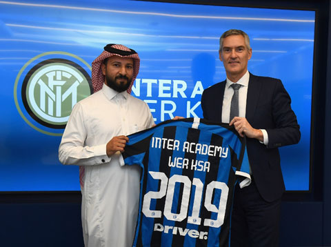 Đại diện Inter Milan trong lễ khai trương học viện bóng đá của CLB này tại Trung Đông