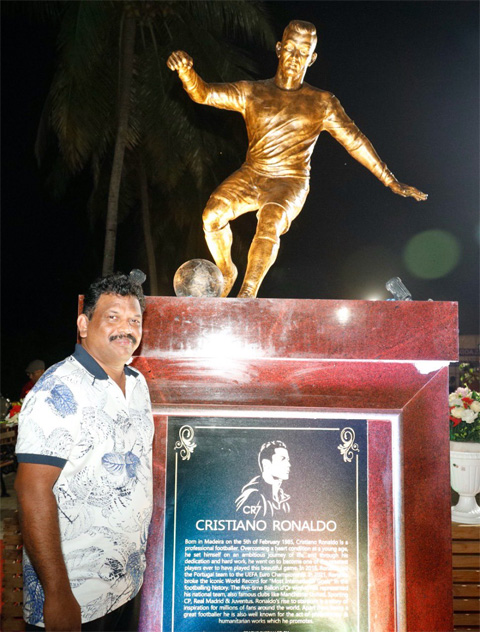 Bộ trưởng Michael Lobo bên cạnh bức tượng của Ronaldo