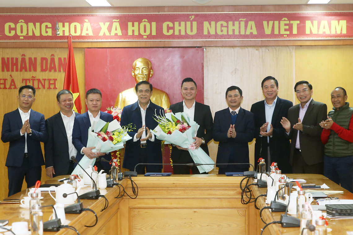 Lễ bàn giao CLB HL Hà Tĩnh cho nhà tài trợ mới tiếp quản - Ảnh: Báo Hà Tĩnh 