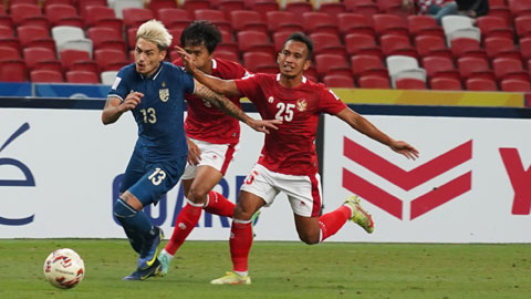 ĐT Thái Lan (bìa trái) chứng tỏ sự vượt trội trong trận thắng Indonesia