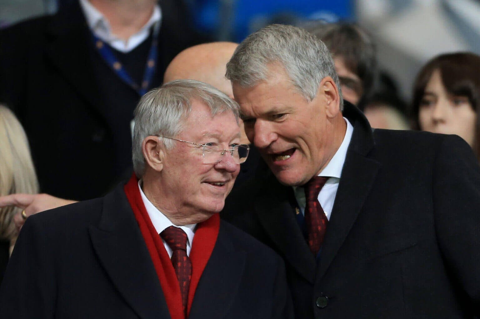 Cả Sir Alex và Giám đốc điều hành David Gills đều có công lớn giúp Man United đổi chủ thuận lợi