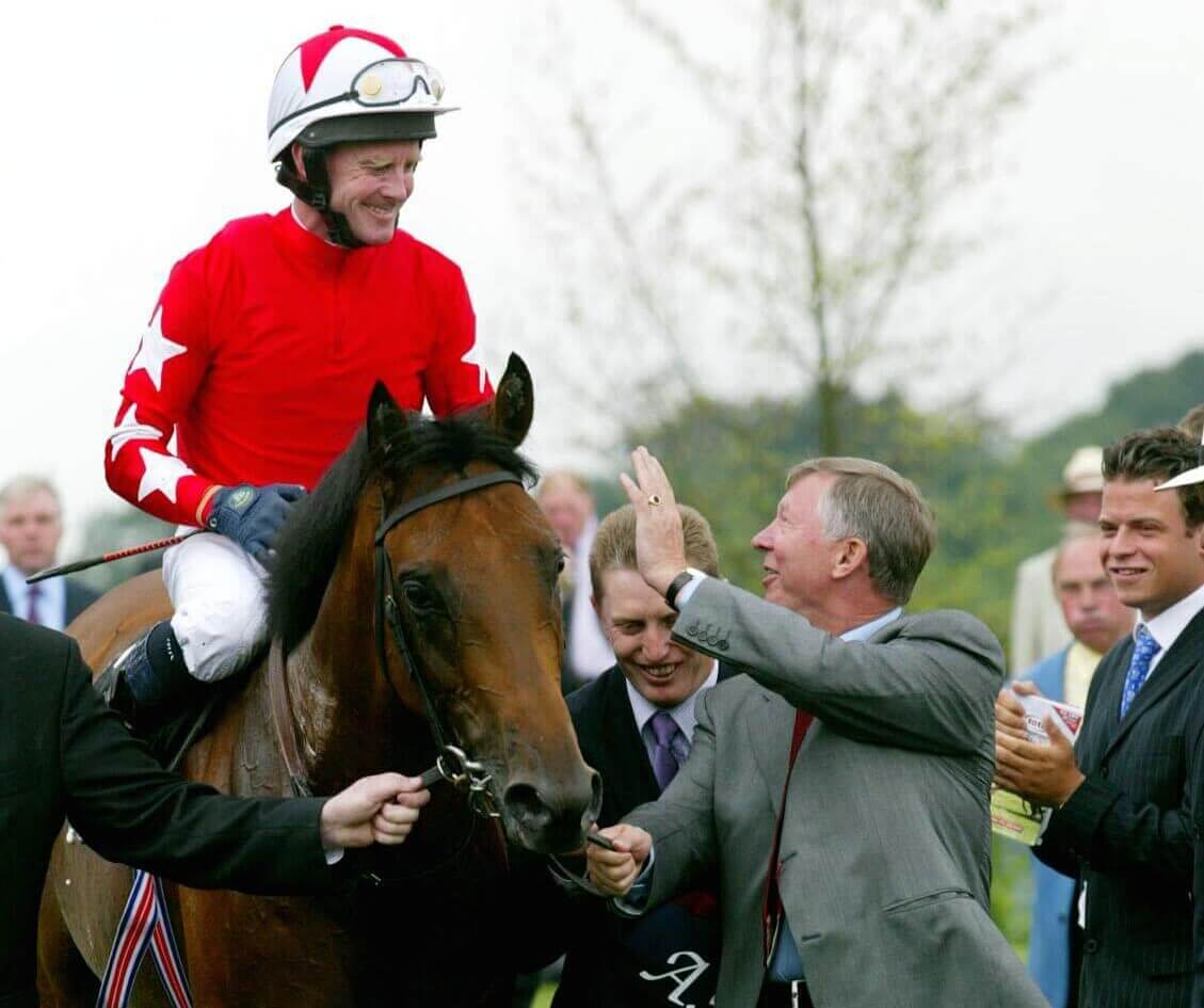 Sir Alex bên cạnh chú ngựa cưng Rock of Gilbratar tại một cuộc đua ở Goodwood vào tháng 7/2002
