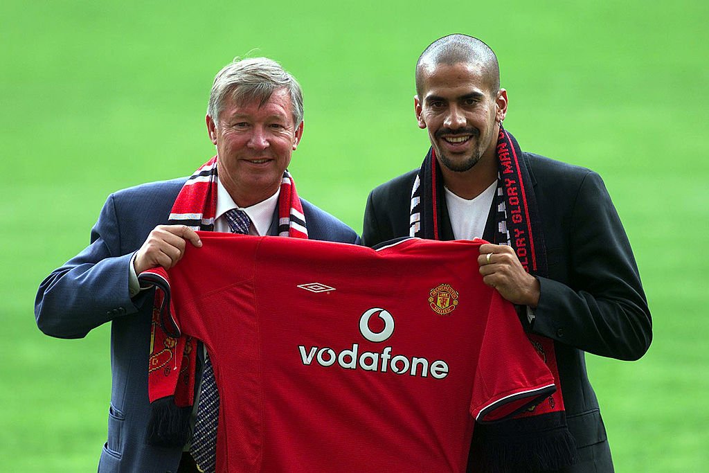 Việc Sir Alex đồng ý tiếp tục dẫn dắt Man United cũng có liên quan đến yếu tố được mua Veron