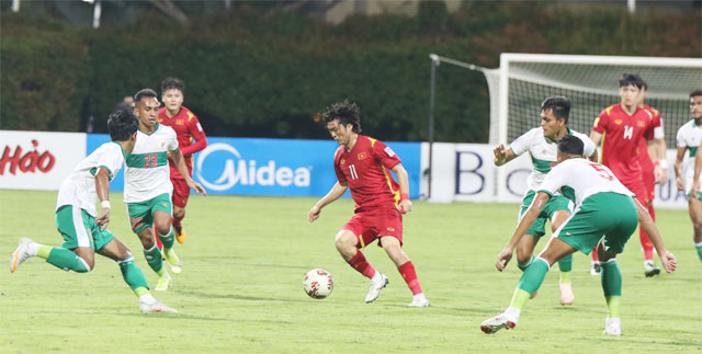 Tuấn Anh đi bóng giữa vòng vây các cầu thủ Indonesia tại AFF Cup 2020