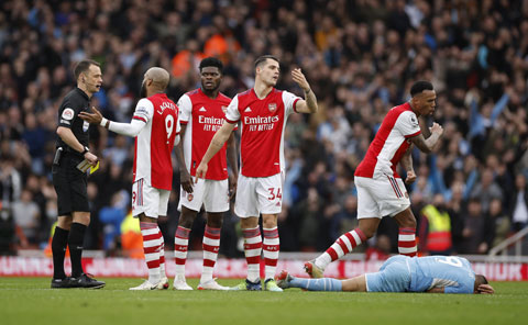 Magalhaes (bìa phải) phản ứng vì phải nhận thẻ vàng thứ 2 khiến Arsenal thua trận
