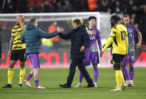 HLV Antonio Conte chia vui với học trò sau trận thắng Watford