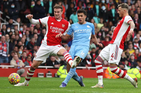 Rodri (giữa) thi đấu xông xáo trận gặp Arsenal vừa qua