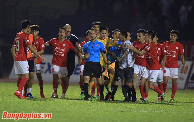 Đình Tùng ngăn cầu thủ TP.HCM hành hung trọng tài ở vòng 9 V.League 2021 - Ảnh: Minh Tuấn