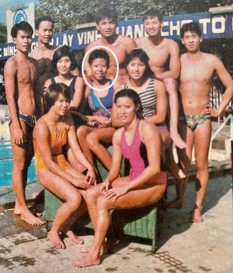 “Kình ngư” Trường An (khoanh tròn) trong ĐT bơi Việt Nam những năm 90 thế kỷ trước
