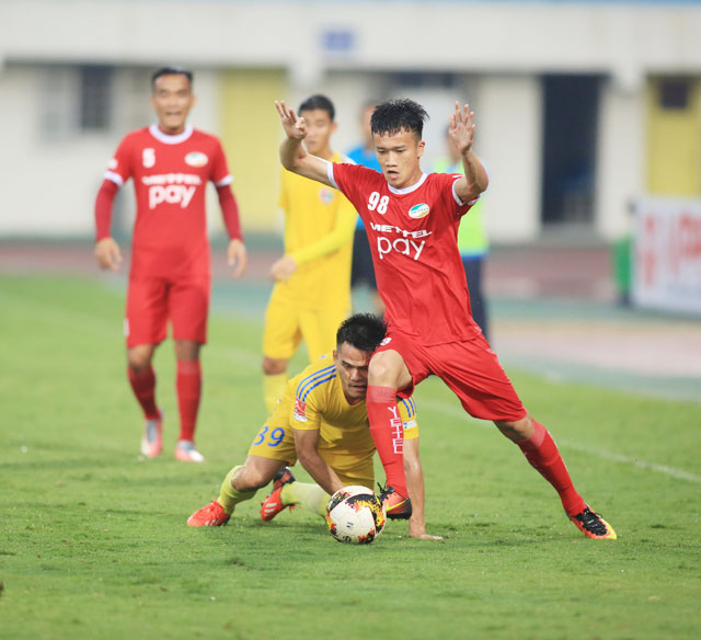 Hà Nội FC muốn “trói” Quang Hải thêm 3 năm, trong khi Viettel quyết giữ Hoàng Đức (ảnh nhỏ) vì tham vọng vô địch V.League - Ảnh: MINH TUẤN