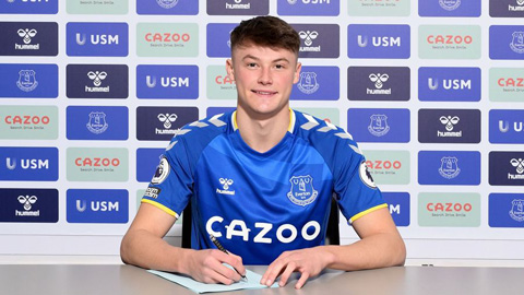 Everton ký hợp đồng với hậu vệ Patterson từ Rangers