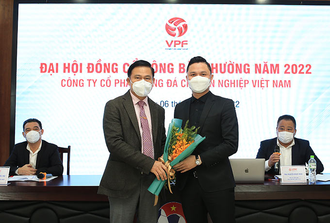 Ông Trần Anh Tú đại diện HĐQT cảm ơn ông Nguyễn Tiến Dũng
