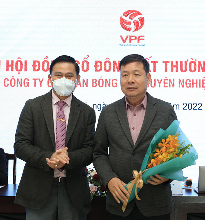 Ông Bùi Xuân Hoà (phải) là một trong ba thành viên được bầu bổ sung mới vào HĐQT VPF 