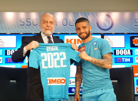 Lorenzo Insigne (phải) sắp phải rời Napoli chỉ vì bất đồng về lương bổng với chủ tịch Aurelio De Laurentiis 