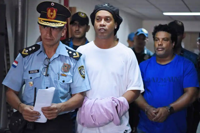 Ronaldinho từng bị bắt giam tại Paraguay