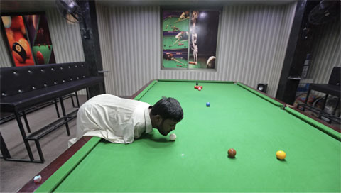 Mohammad Ikram dùng cằm để chơi billiards không kém gì những VĐV chuyên nghiệp.