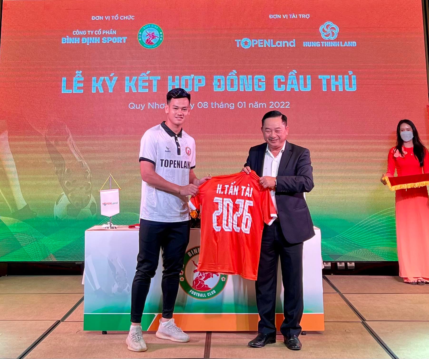 Hậu vệ Hồ Tấn Tài ký gia hạn hợp đồng với đội bóng quê hương đến năm 2026 