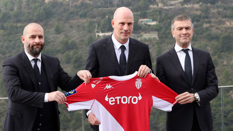 HLV Philippe Clement (giữa) trong ngày ra mắt ở Monaco