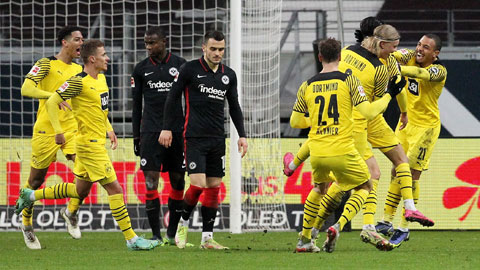 Các cầu thủ Dortmund (áo vàng) ăn mừng chiến thắng ngược dòng trước Frankfurt	