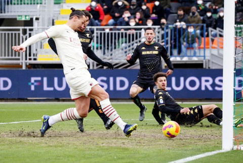 Ibrahimovic trong pha chọc thủng lưới Venezia
