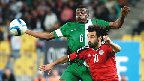 Salah (dưới) khó vượt qua được thử thách mang tên Nigeria