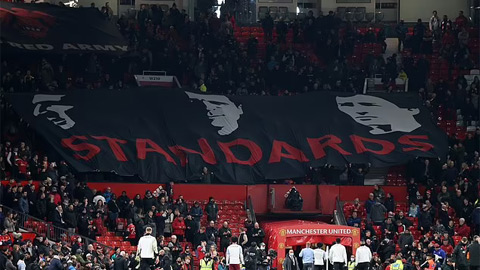 Các CĐV Man United giăng biểu ngữ đòi hỏi tiêu chuẩn của đội bóng
