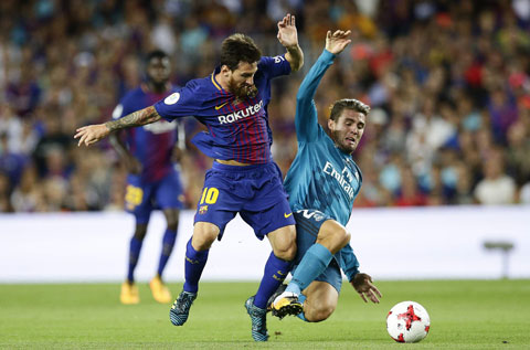 Kovacic (phải) khóa chặt Messi, giúp Real đại thắng Barca tại Siêu Cúp Tây Ban Nha 2017