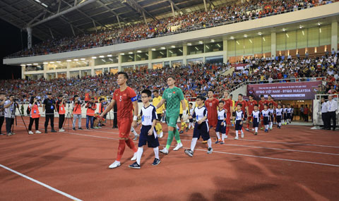 ĐT Việt Nam tiến vào sân chuẩn bị cho một trận đấu quốc tế tại Mỹ Đình