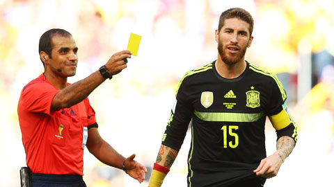 Trọng tài Shukralla phạt thẻ vàng Ramos trong một trận đấu quốc tế