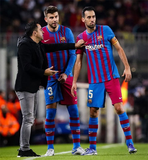 Khó khăn về lực lượng khiến Xavi chưa tạo được dấu ấn cùng Barca