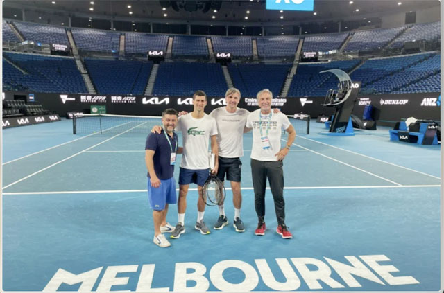 Novak Djokovic khoe bức ảnh trên sân tập sau khi rời khỏi khu cách ly tại Úc