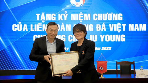 Cựu bác sĩ ĐT Việt Nam Choi Ju Young nhận Kỷ niệm chương của VFF