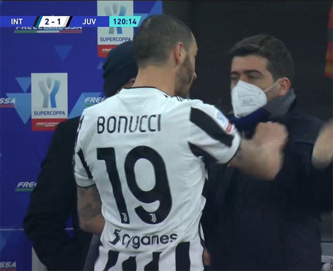 Bonucci bị phạt vì có hành vi thiếu kiềm chế