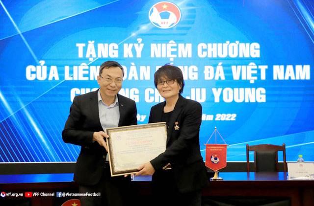 Quyền chủ tịch VFF Trần Quốc Tuấn trao kỷ niệm chương cho chuyên gia Choi Ju Young