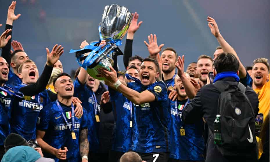 Các cầu thủ Inter ăn mừng Siêu Cúp Italia sau khi đánh bại Juve