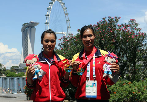 Phạm Thị Thảo (phải) và đồng đội đã giành HCV thuyền đôi nữ hạng nhẹ tại SEA Games 2015