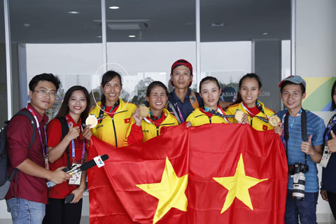 Phạm Thị Thảo (khoanh tròn) cùng ĐT rowing Việt Nam tại Asian Games 2018