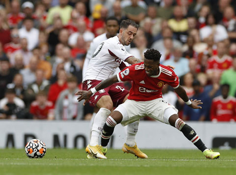 Fred (áo đỏ) và đồng đội đối diện trận đấu nhiều khó khăn trên sân của Aston Villa