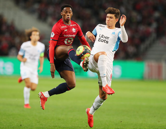 Vắng nhiều trụ cột, Marseille (áo sáng) khó có thể đòi được món nợ thua Lille ở lượt đi