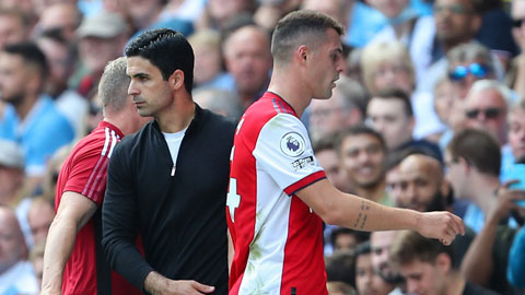 HLV Arteta (áo sẫm) tận dụng quy định của Premier League để xin hoãn trận đấu hứa hẹn nhiều khó khăn trước Tottenham