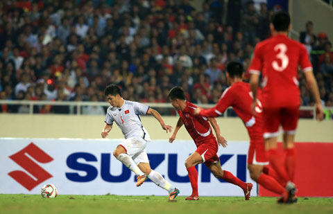 Văn Đại (áo trắng) sẽ có cơ hội lớn đá chính trong màu áo ĐT Việt Nam ở những trận đấu tới	Ảnh: ĐỨC CƯỜNG
