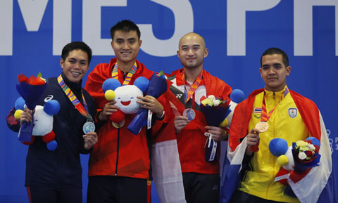 Vũ Thành An (thứ 2 từ trái qua) đang là trụ cột của đội tuyển đấu kiếm Việt Nam