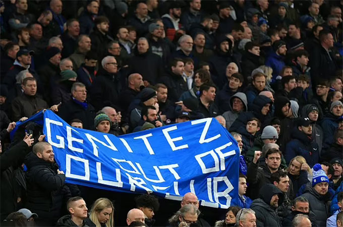 Fan Everton căng biểu ngữ thể hiện sự bất mãn với HLV Benitez