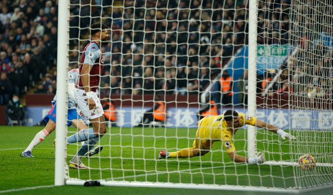 Thủ thành Martinez lóng ngóng để bóng vào lưới ở phút thứ 6 trận Aston Villa vs MU